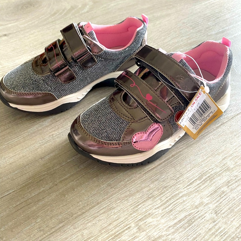 Little girl sneaker size 29EU (us size 12)